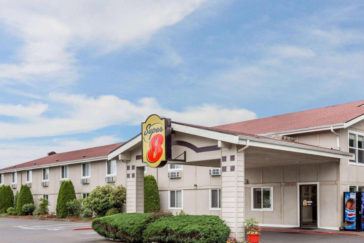 Super 8 By Wyndham Shelton Hotel Exterior photo