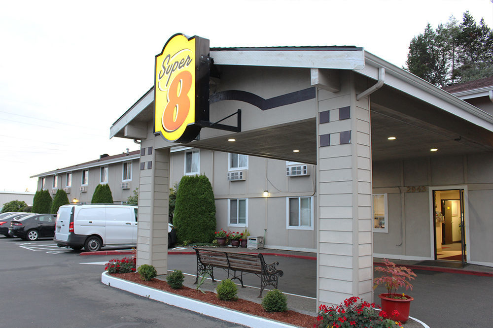 Super 8 By Wyndham Shelton Hotel Exterior photo